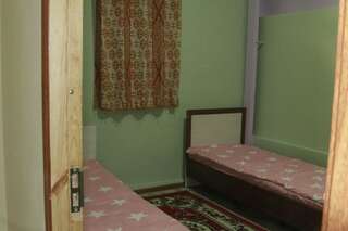 Гостевой дом Konok center hostel Ош Двухместный номер с 2 отдельными кроватями-5